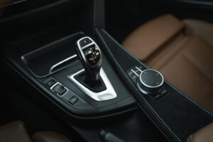 Automobilių interjero restauracija – vairų apsiuvimas, lubų remontas, odos aptraukimas | Autorepair.lt