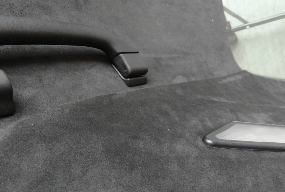 Kodėl verta rinktis Alcantara lubų aptrauką savo prabangiam automobiliui?